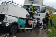 Motorista de caminhão morre após ser atingido por escada em colisão frontal em Ilhota