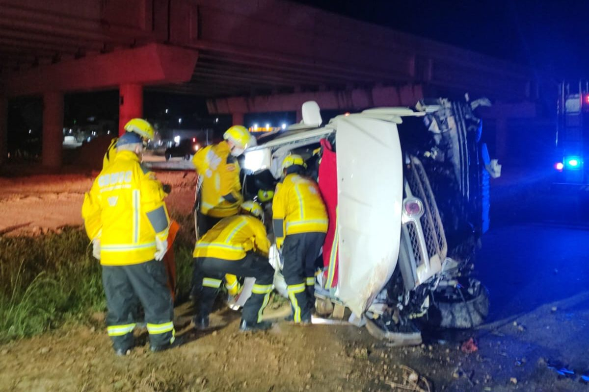 Homem fica preso em carro que saiu da pista e capotou na BR-470, em Gaspar