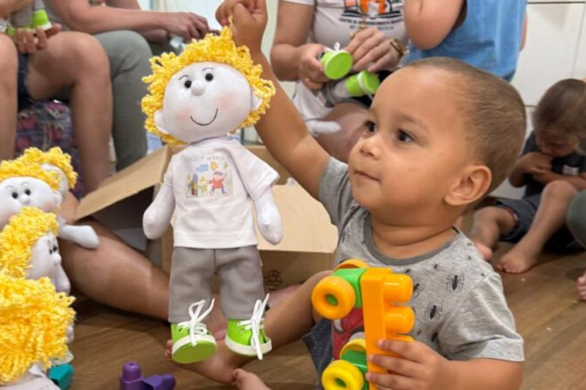 300 alunos recebem mascotes do projeto Conexão Educa Gaspar