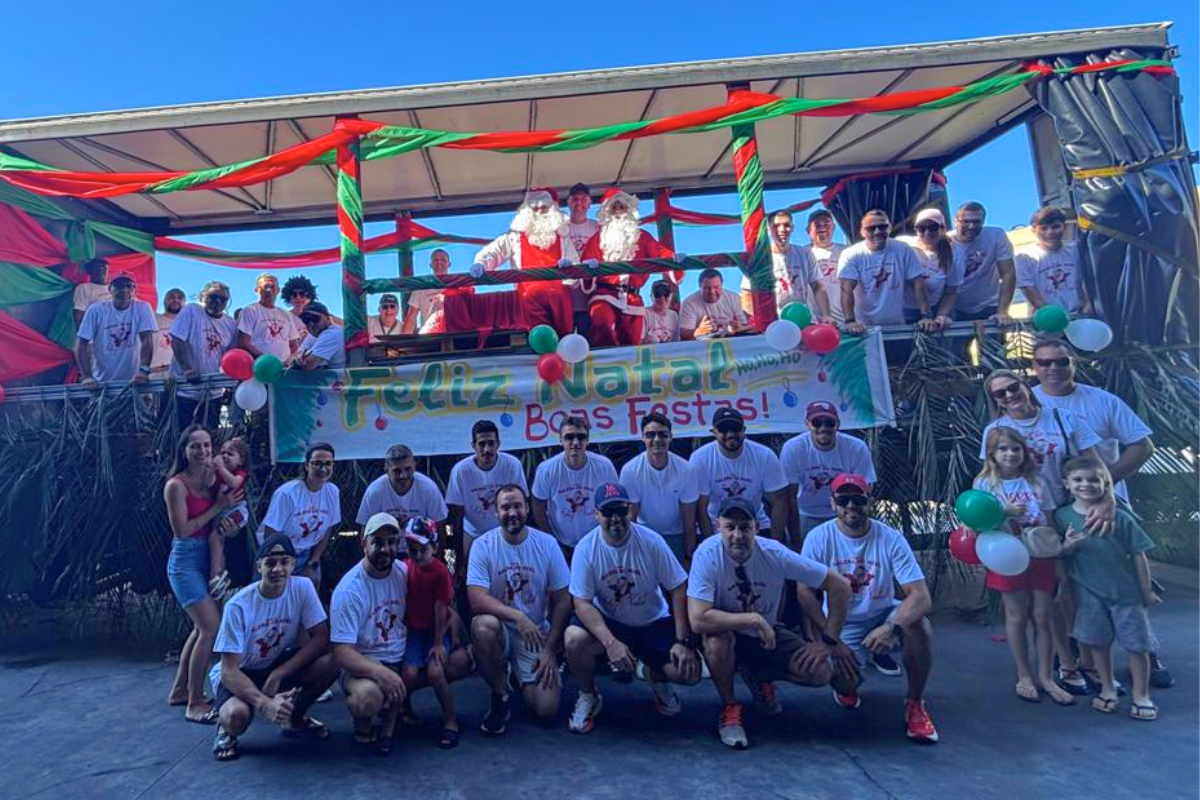 Grupo 'Amigos do Noel' distribui mais de 600 quilos de bala em grande a��o de Natal em Gaspar