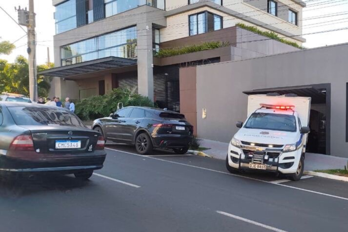 Homem invade apartamento, leva tiro de morador e morre ao se jogar do pr�dio em Chapec�