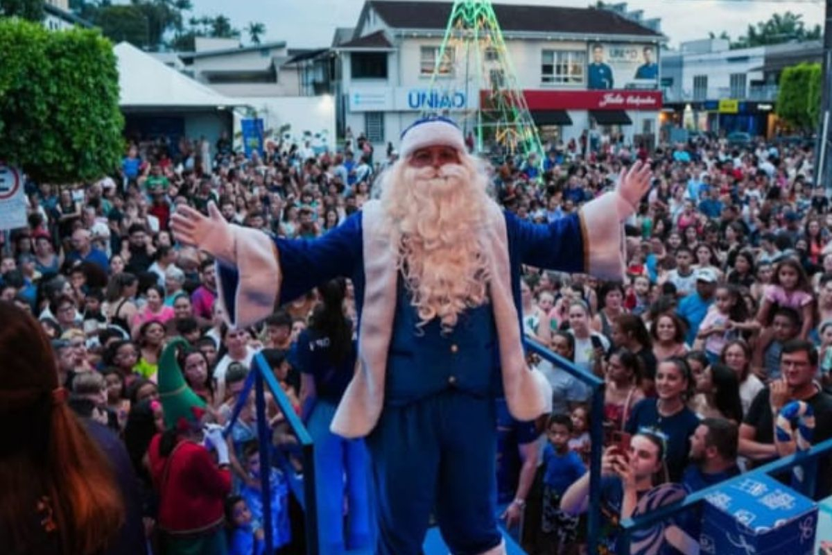 Multid�o lota Centro de Gaspar para assistir Carreata de Natal da Havan