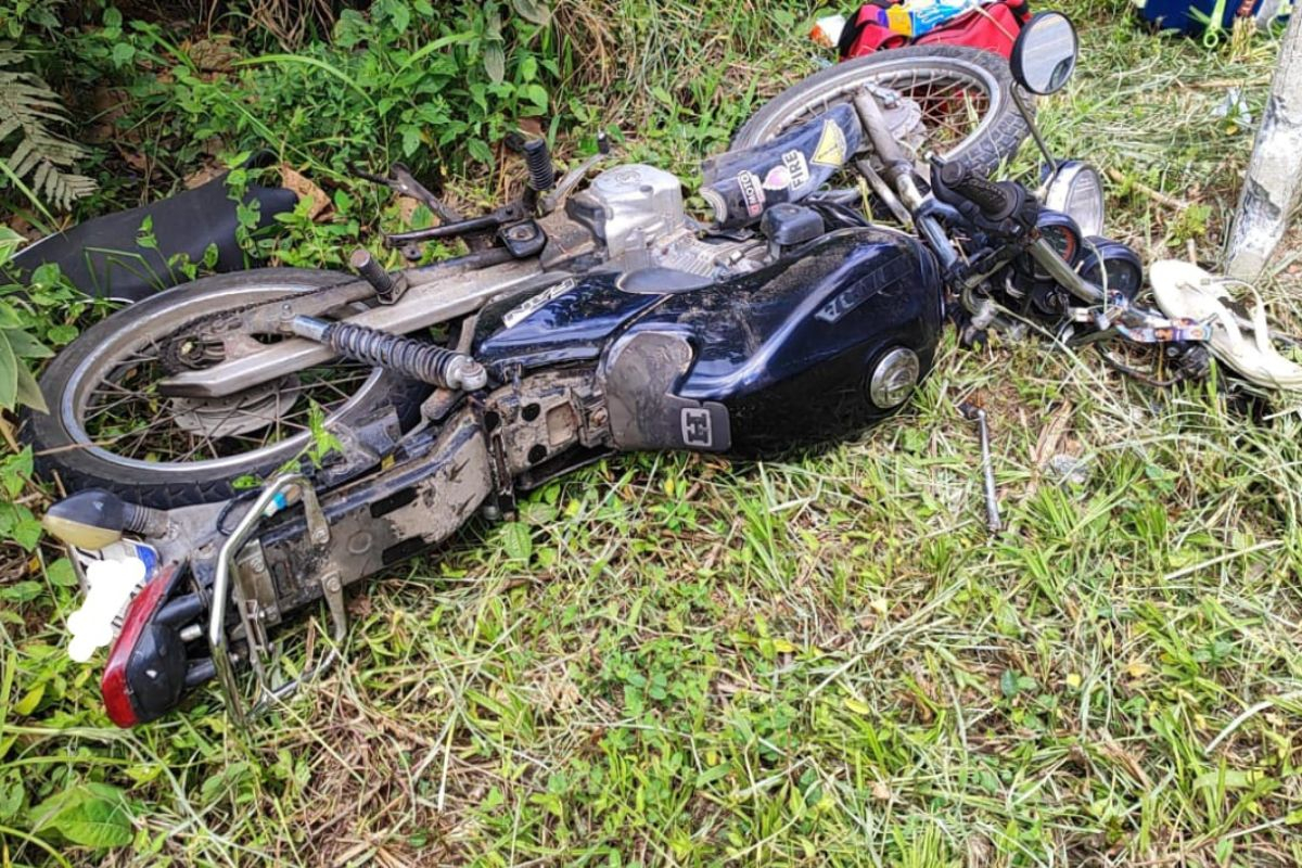 Colis�o de moto contra poste deixa homem inconsciente no Belchior, em Gaspar