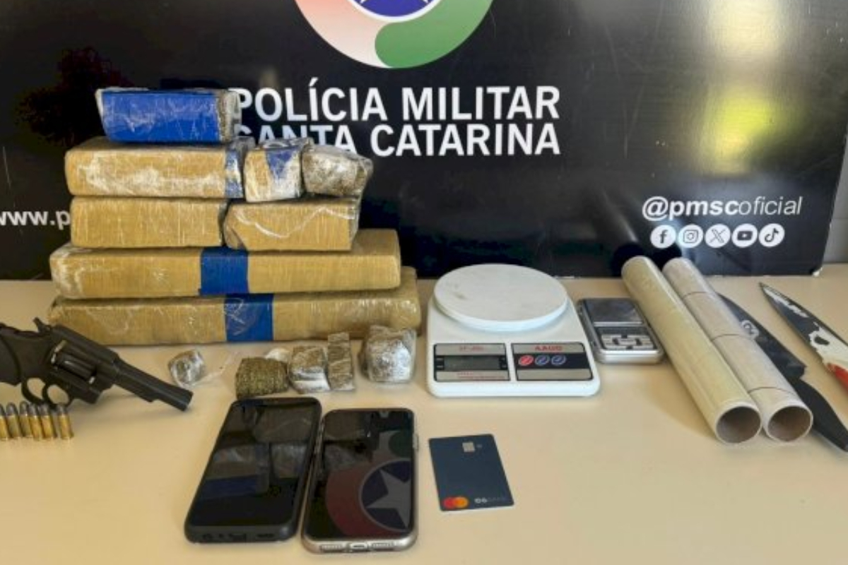 PM resgata mãe e filho de cárcere privado em SC; suspeito é preso por tráfico e porte ilegal de arma