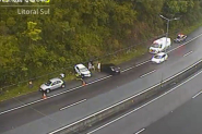 Policiais e pedestres s�o atropelados na BR-101, em Bigua�u 