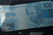 Homem � preso ao tentar pagar �gua com nota falsa de R$100 em Gaspar
