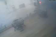 V�deo mostra exato momento em que vento derruba estrutura de posto de combust�veis em Gaspar