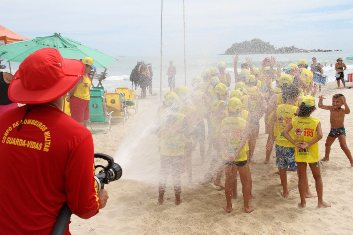 Mais de seis mil crian�as devem se formar no Programa Golfinho na alta temporada em SC