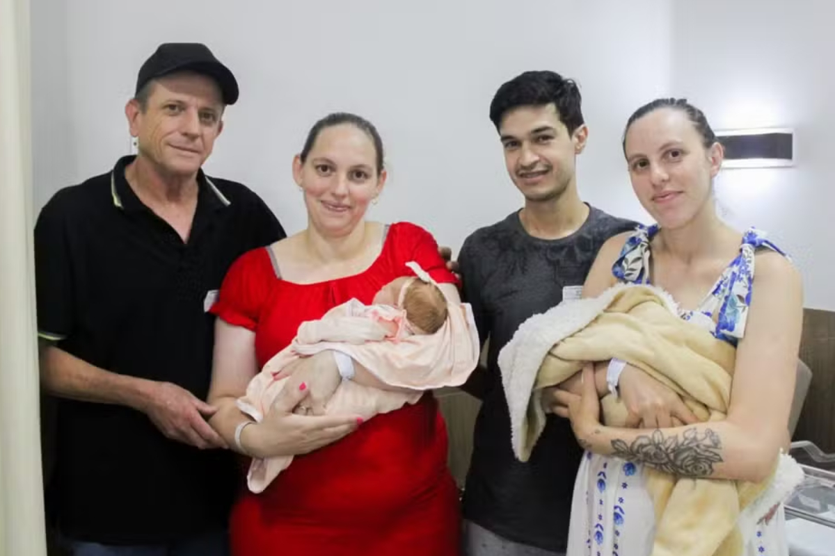 Irm�s d�o � luz no mesmo dia e no mesmo hospital em Blumenau