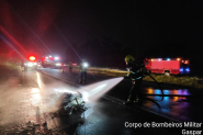 Moto pega fogo ap�s deixar rastro de �leo de 40 metros na BR-470, em Gaspar