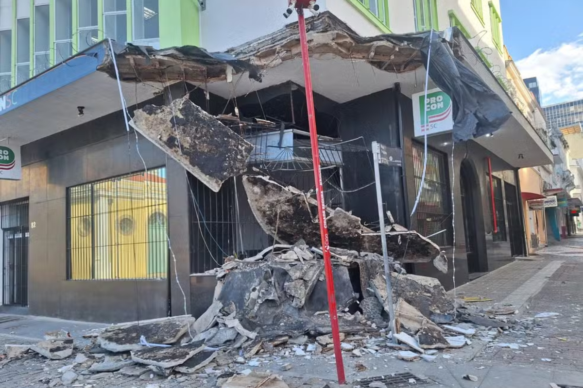 Marquise do Procon desaba no Centro de Florian�polis