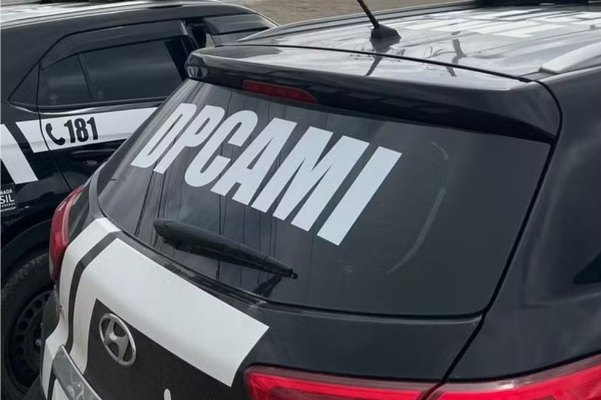 Mulher leva soco do ex, denuncia viol�ncia e � novamente agredida por ele na frente dos policiais em Joinville