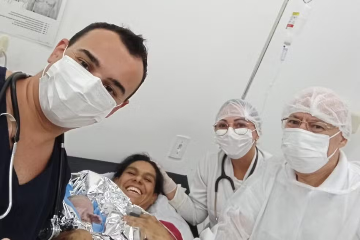 Beb� recebe nome do m�dico que realizou seu parto em ambulat�rio de Blumenau