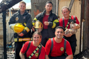 Bombeiros salvam c�o que estava dentro de casa que pegou fogo em Ilhota