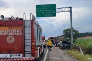 Carro bate em guard rail e duas pessoas ficam feridas na BR-470, em Gaspar