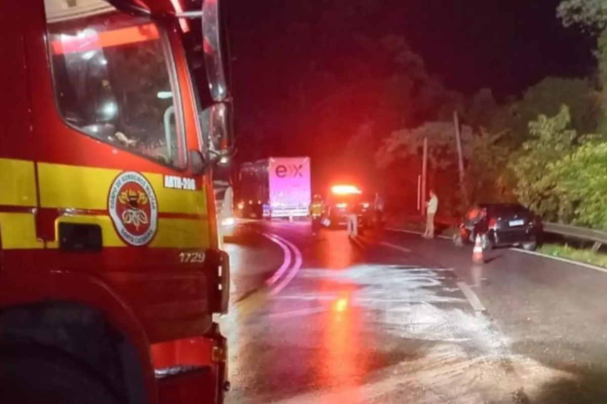 Acidente na BR-470 deixa jovem preso �s ferragens e gestante gravemente ferida