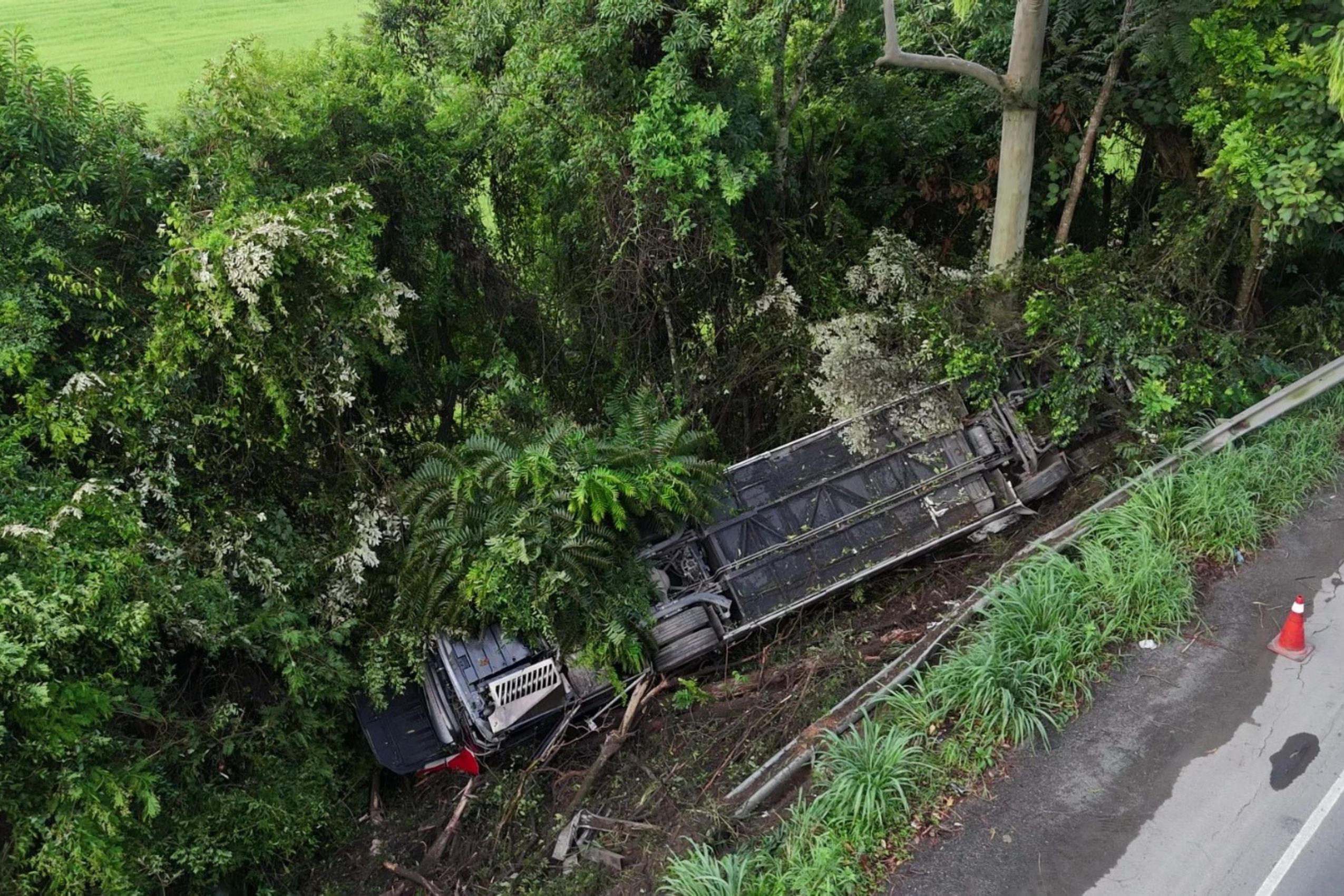 �nibus cai em ribanceira e tr�s pessoas morrem na BR-470, no Alto Vale