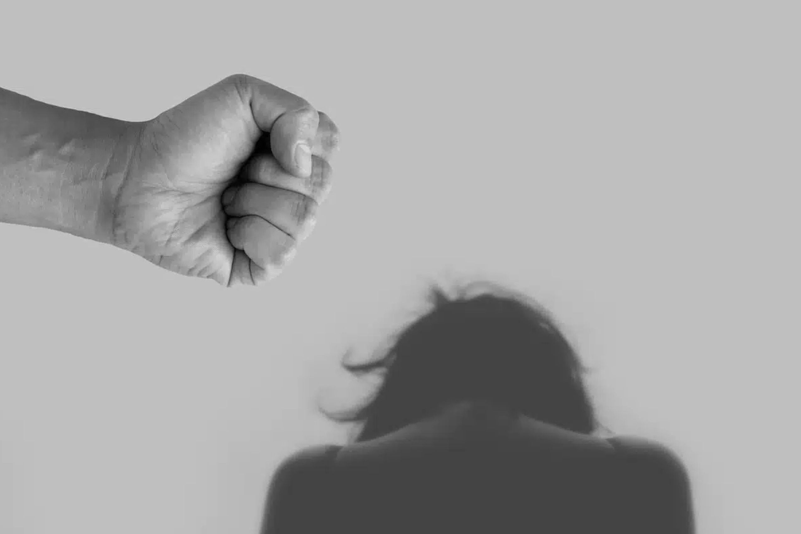 Homem enforca esposa gr�vida e ela finge desmaio para fugir das agress�es em Blumenau