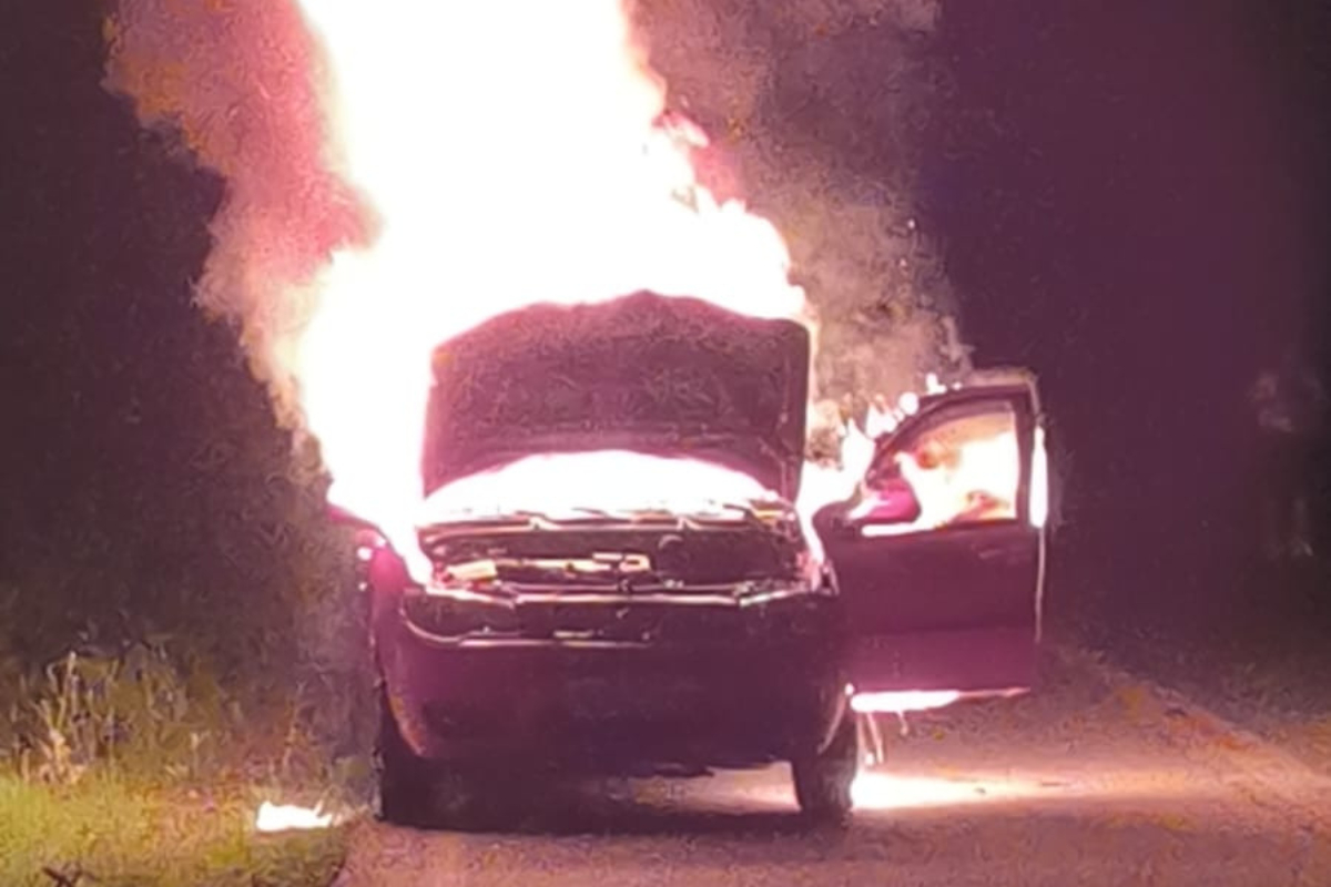 Pane el�trica: inc�ndio destr�i carro na rodovia que liga Brusque e S�o Jo�o Batista