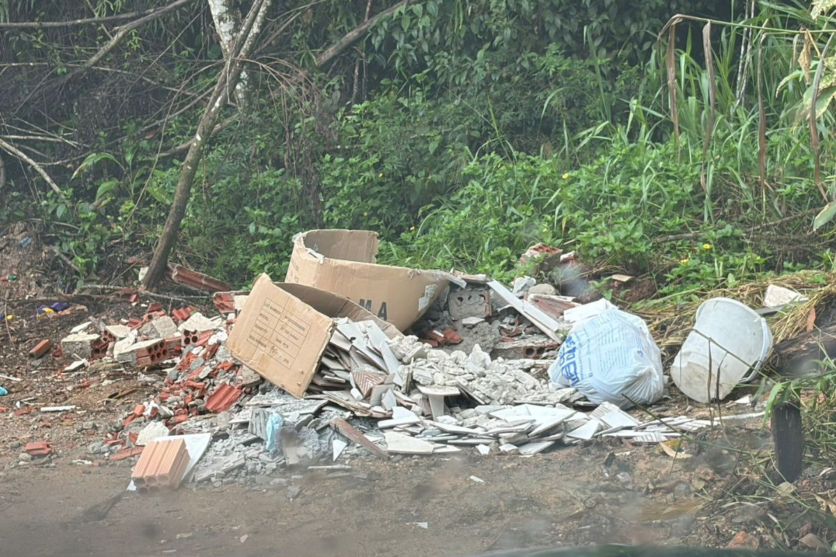 Descarte irregular volta a ser registrado na Estrada Geral da Garuba: 