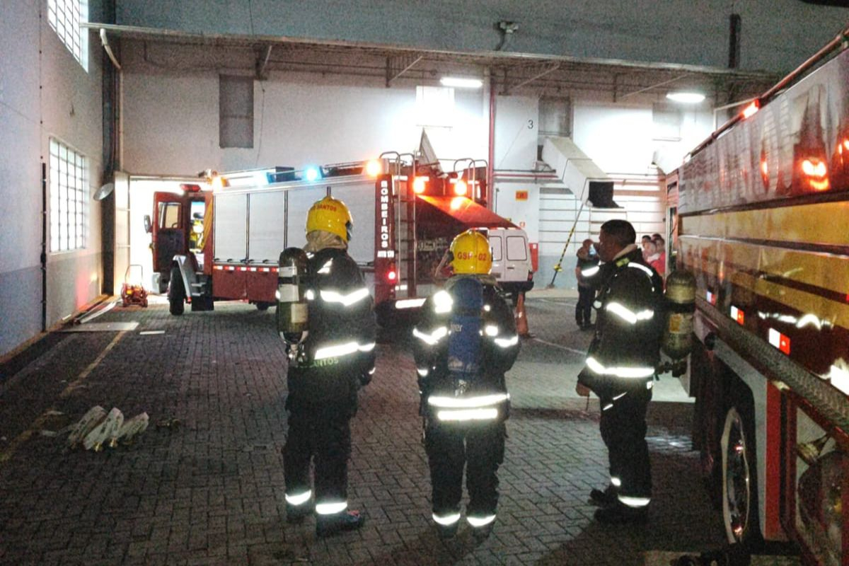 Inc�ndio atinge setor de fia��o da Linhas C�rculo, em Gaspar 