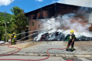 Bombeiros usam 120 mil litros de �gua para combater grande inc�ndio em empresa t�xtil em Blumenau
