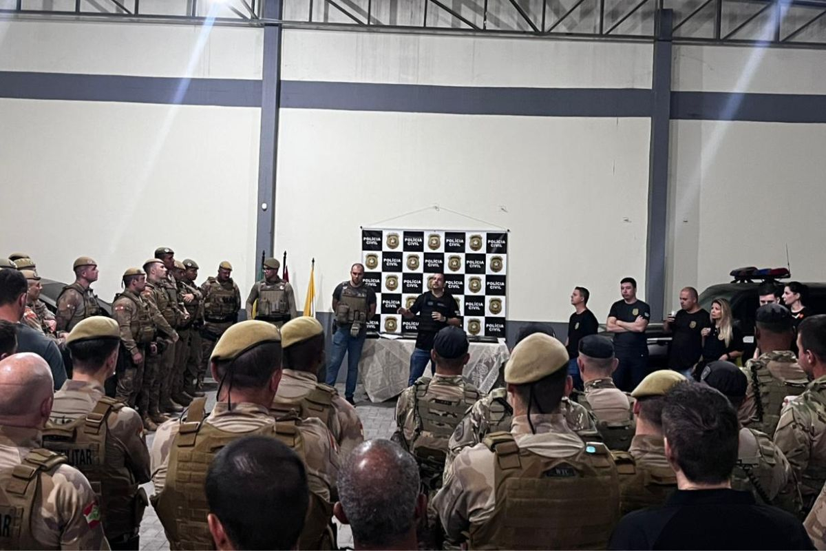 Megaopera��o com 80 policiais prende cinco pessoas e apreende drogas, arma, muni��es e celulares em Gaspar