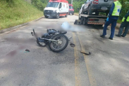 Jovem morre em colis�o entre moto e caminh�o guincho em Brusque