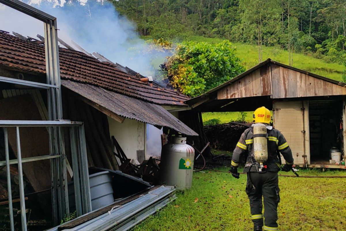Rancho pega fogo no Arraial do Ouro, em Gaspar