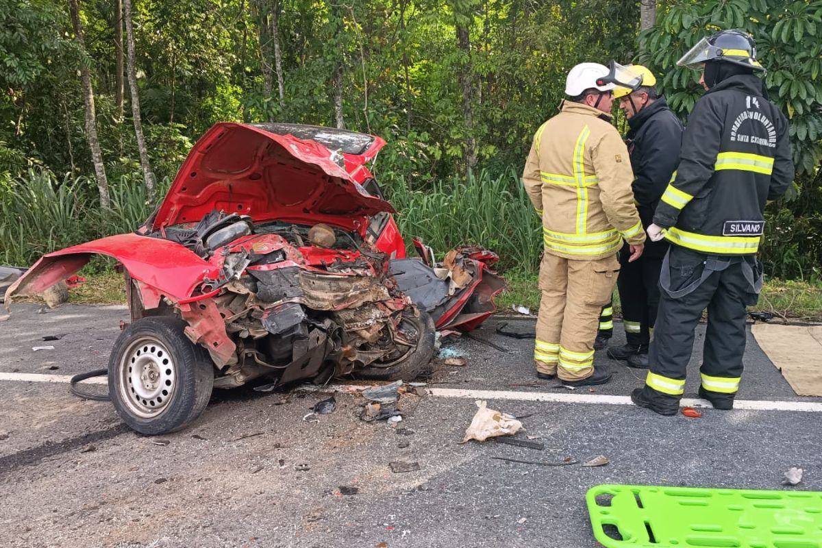 Homem morre e mulher fica gravemente ferida em acidente na BR-470, em Rodeio