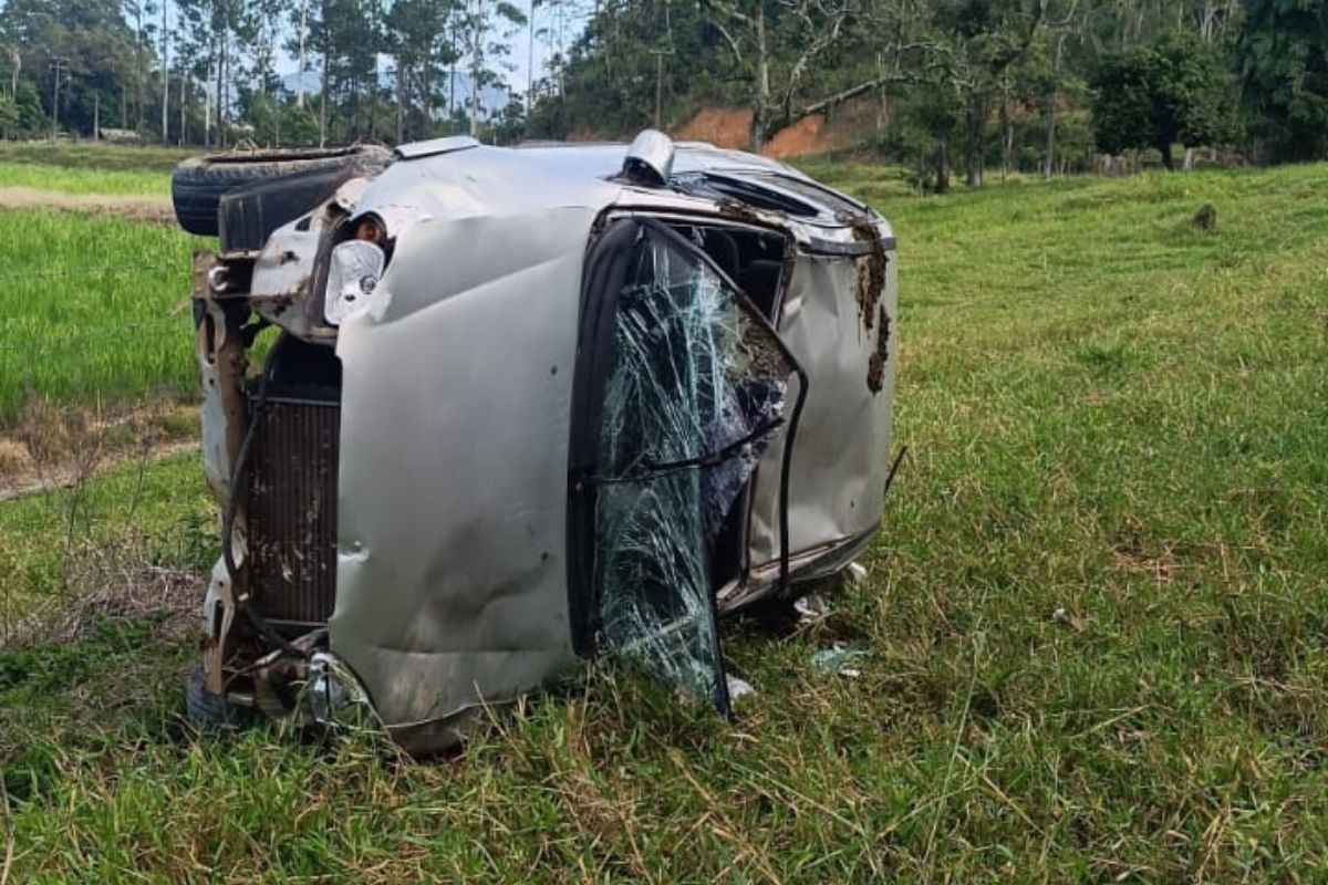 Carro fica destru�do em capotamento em Ilhota e motorista � hospitalizado