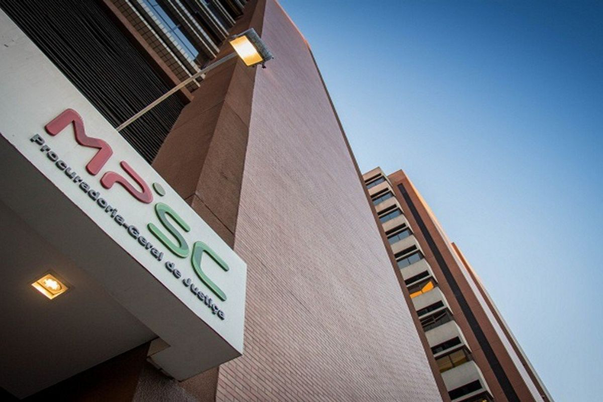 MP denuncia 18 pessoas por integrarem organiza��o criminosa que desviava recursos p�blicos em Florian�polis