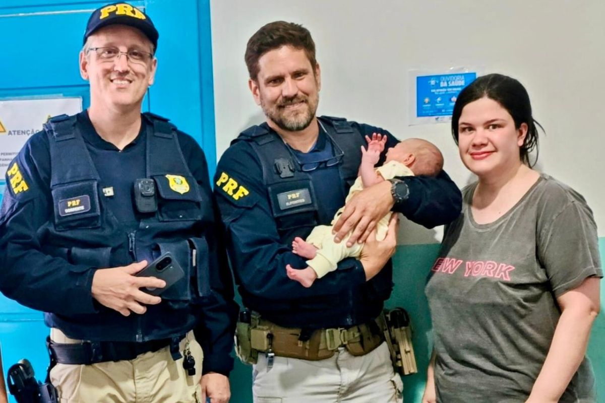 Policiais salvam rec�m-nascida engasgada na BR-101, em Barra Velha