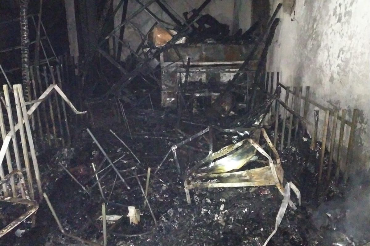 Inc�ndio destr�i 70% de galp�o em Brusque e bombeiros utilizam 23 mil litros de �gua para apagar fogo