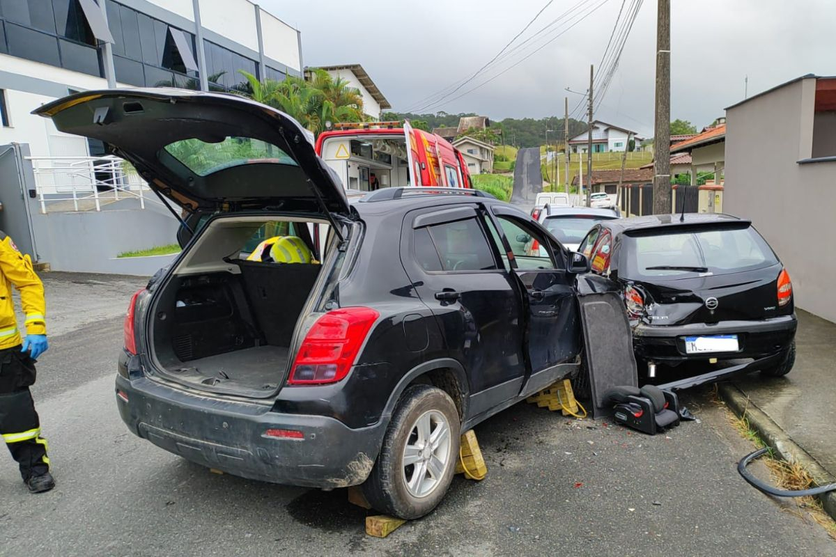 Motorista � hospitalizada ap�s colidir contra tr�s carros estacionados na Margem Esquerda, em Gaspar