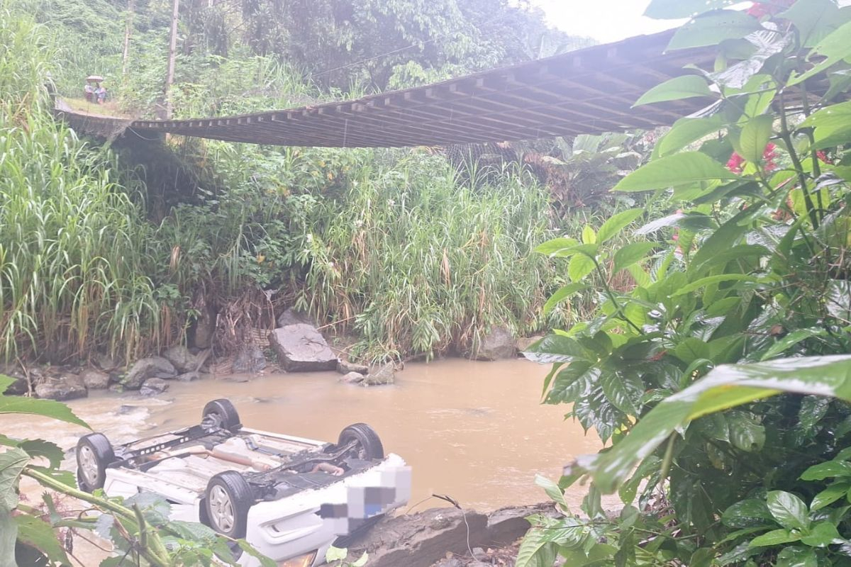 Idoso morre ap�s carro cair de pinguela em Blumenau