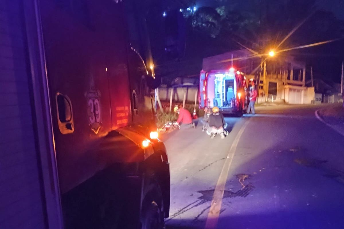 Ciclista e piloto de moto ficam feridos em colis�o na madrugada deste s�bado em Ilhota