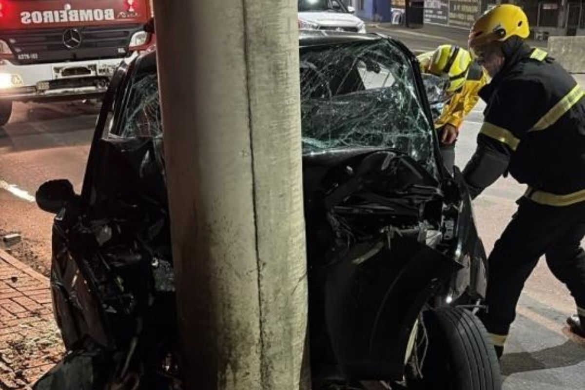 Mulher morre ao colidir carro contra poste em Rio do Sul