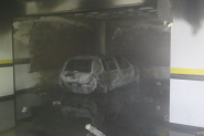 Carro pega fogo em garagem de condom�nio em Blumenau