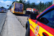 Colis�o entre �nibus e tr�s carros deixa passageiro ferido em Gaspar