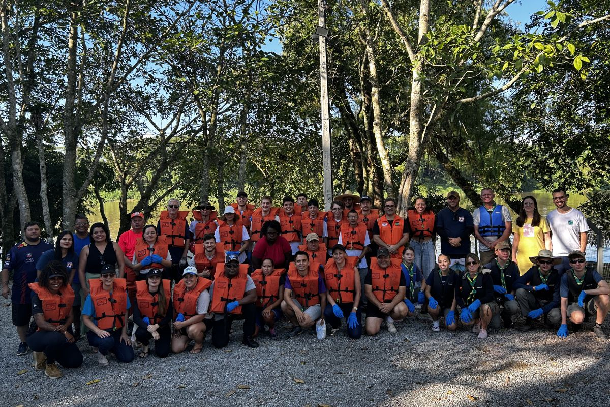 Mutir�o retira quase 250 kg de lixo do rio em Gaspar, incluindo vaso sanit�rio e lat�o