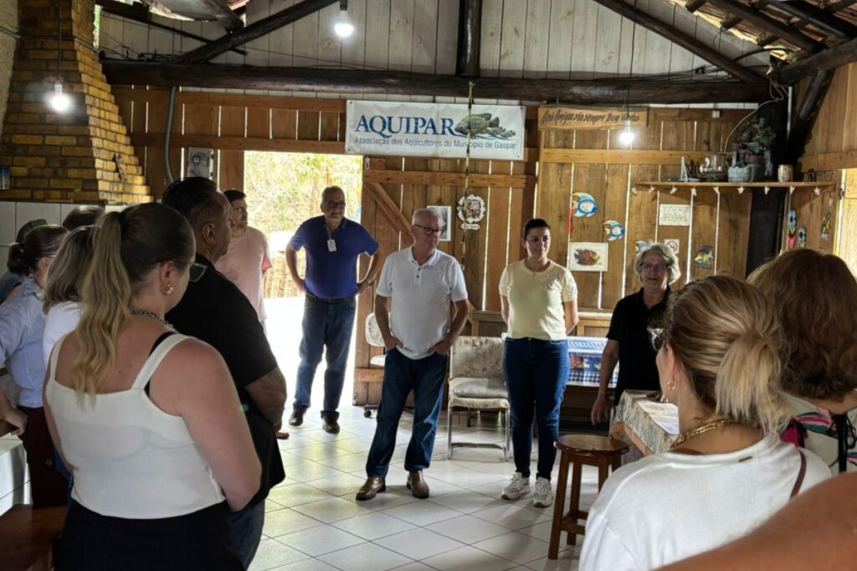 Piscicultores de Gaspar associados � Aquipar recebem kit despesca