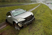 Carro com adultos e crian�a sai da pista e cai em valeta na BR-470, em Ilhota