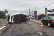 Motorista se assusta com faixa elevada, freia e tomba caminh�o em Itaja� 