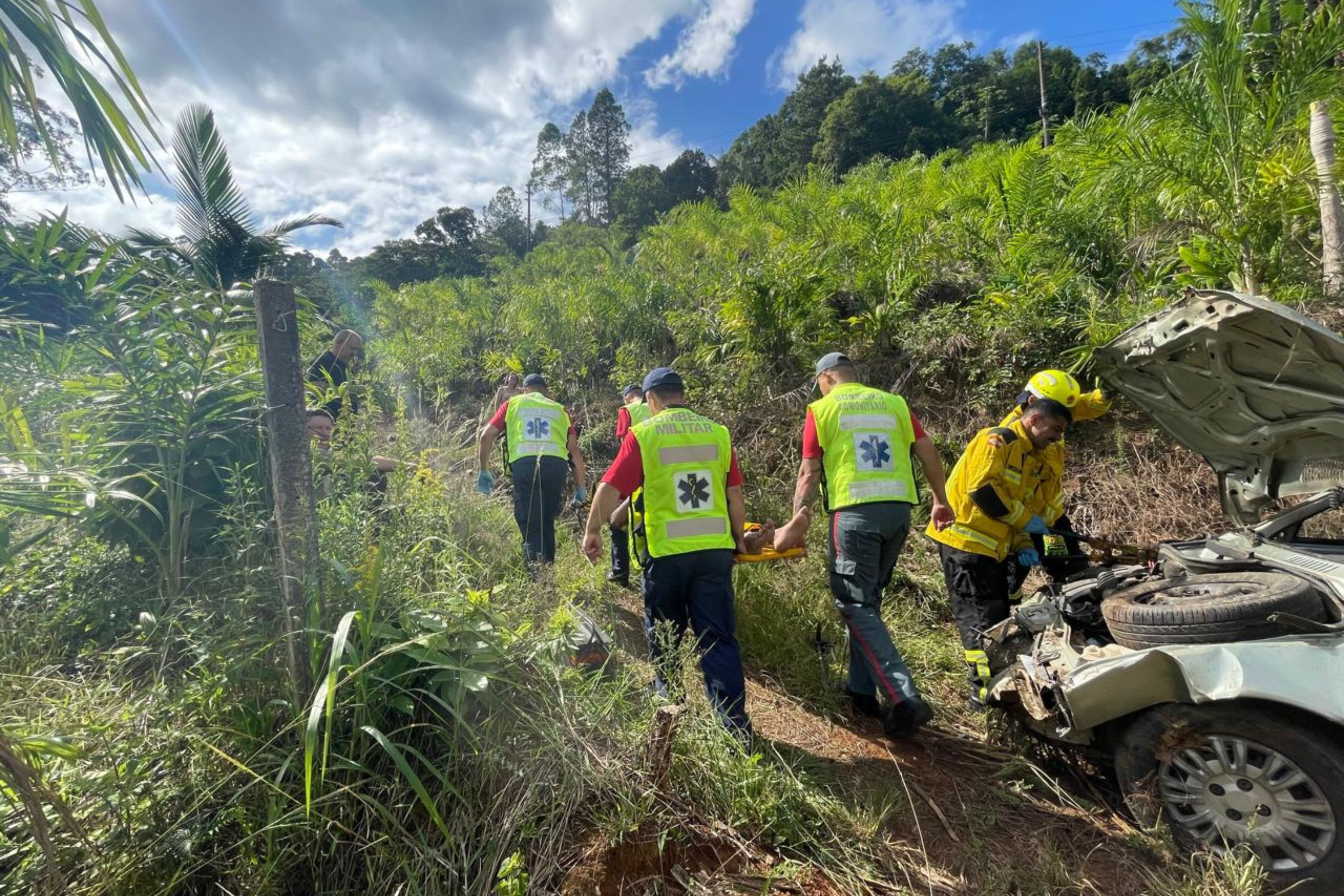 Carro cai de ribanceira de 30 metros no Belchior, em Gaspar