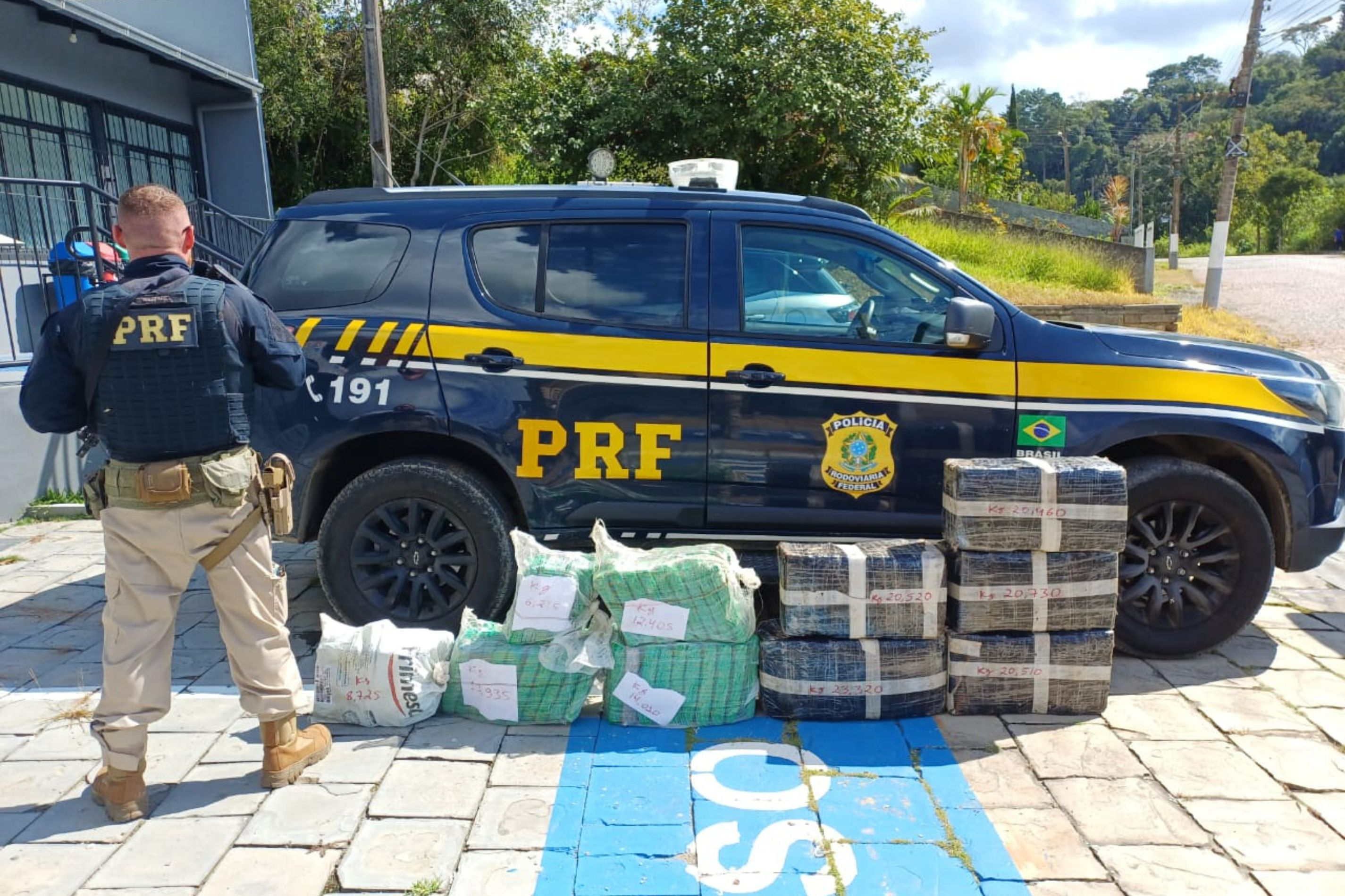 Carros em alta velocidade chamam aten��o e PRF apreende mais de 160 quilos de maconha no Alto Vale