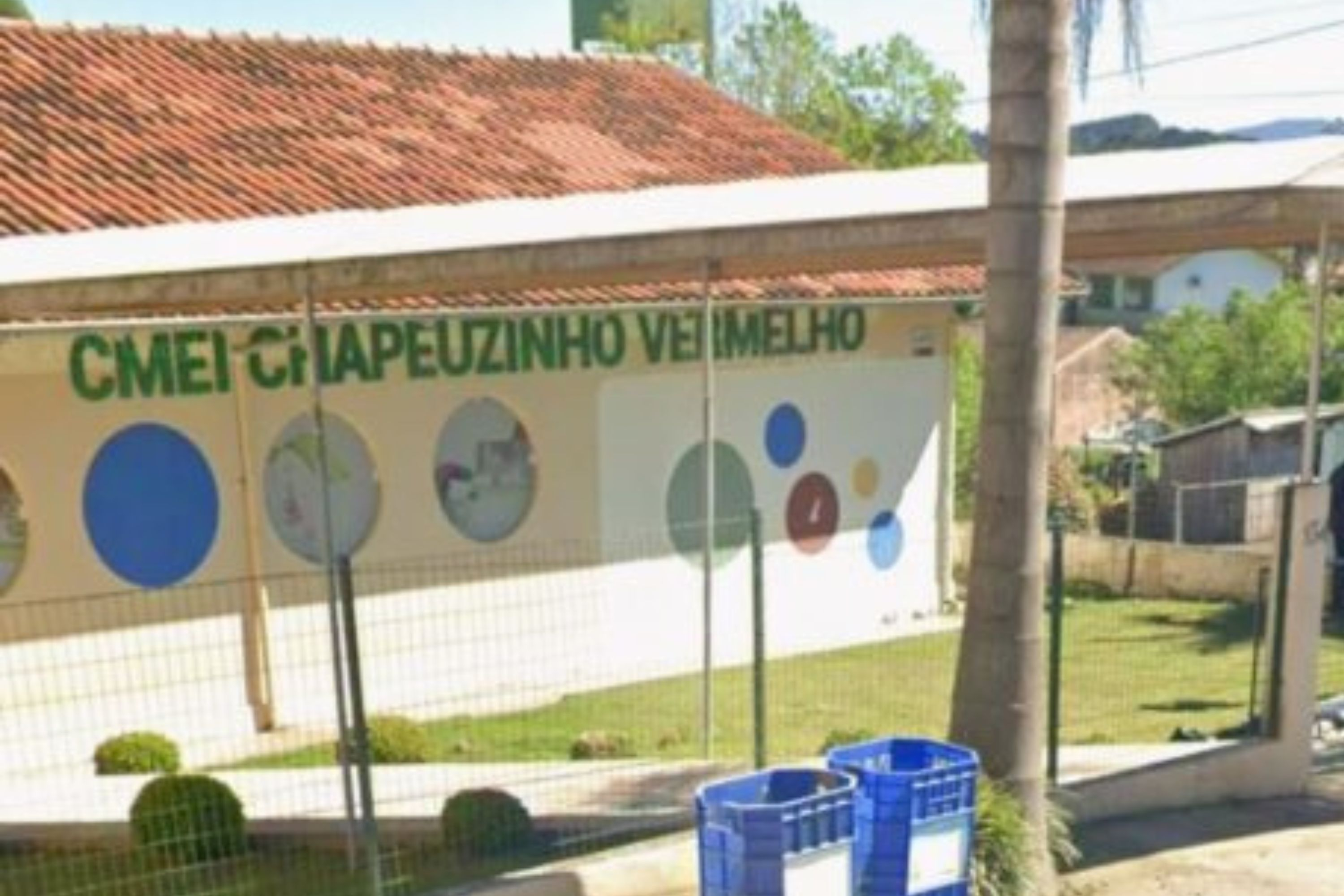 Homem invade creche com faca, luta com vigilante e acaba preso em SC