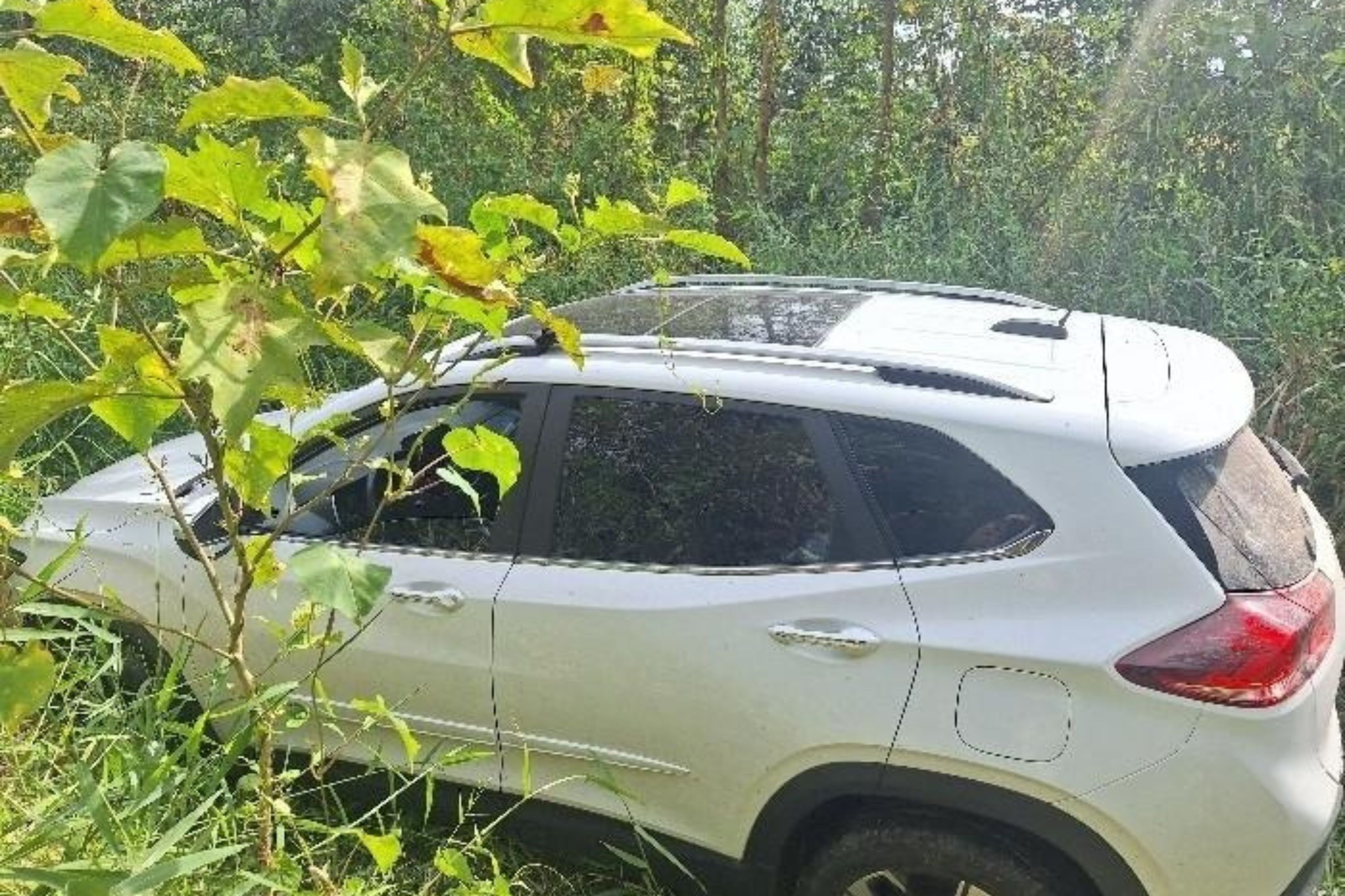 Carro furtado em assalto no Gaspar Grande � encontrado abandonado em trilha