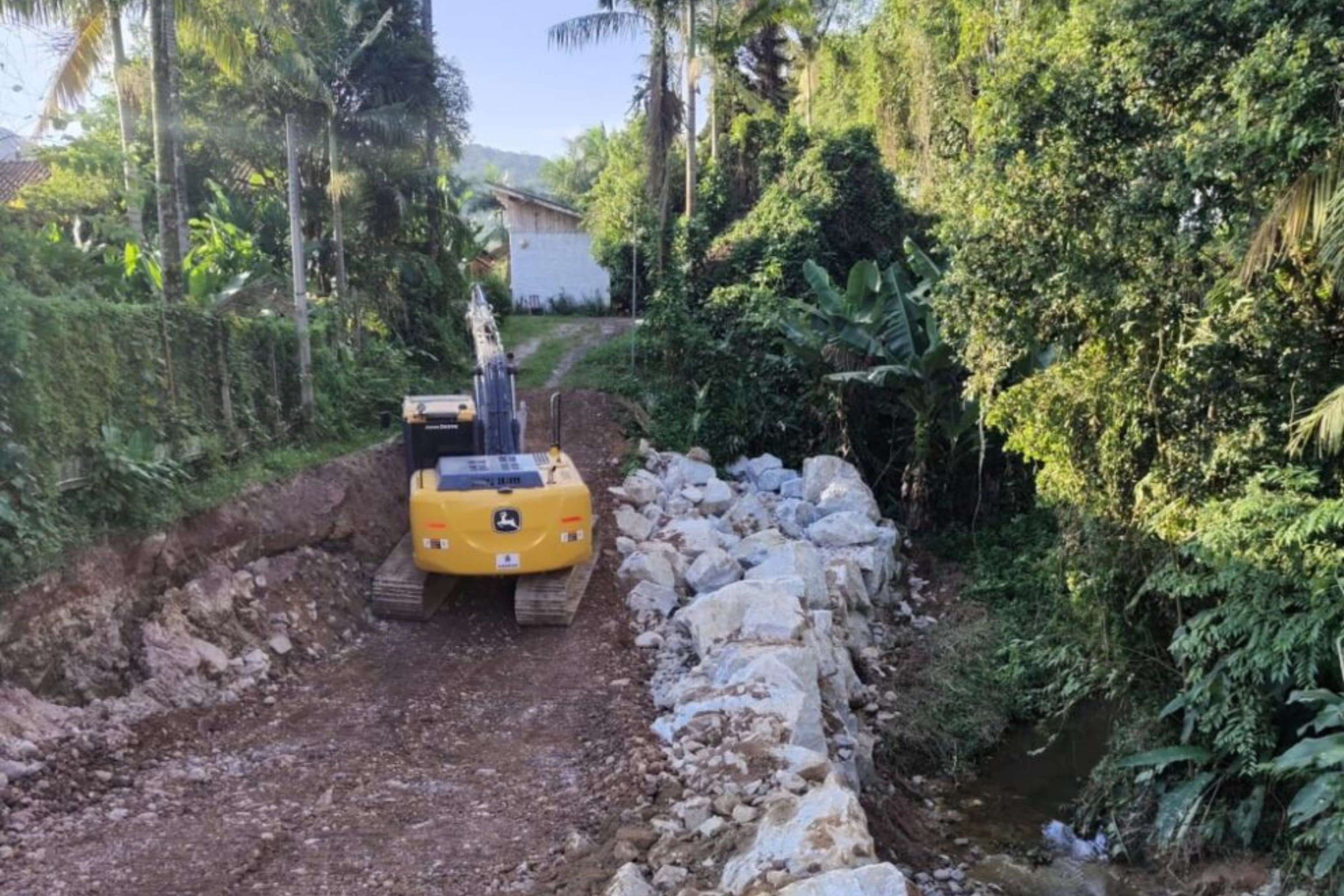 Prefeitura faz obra para conter desmoronamento na rua Pedro Simon, em Gaspar