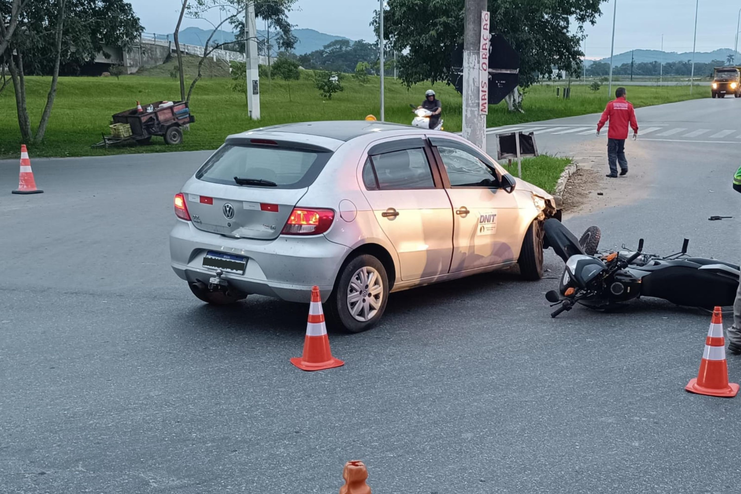 Colis�o entre carro e moto deixa homem ferido no acesso � ponte de Ilhota